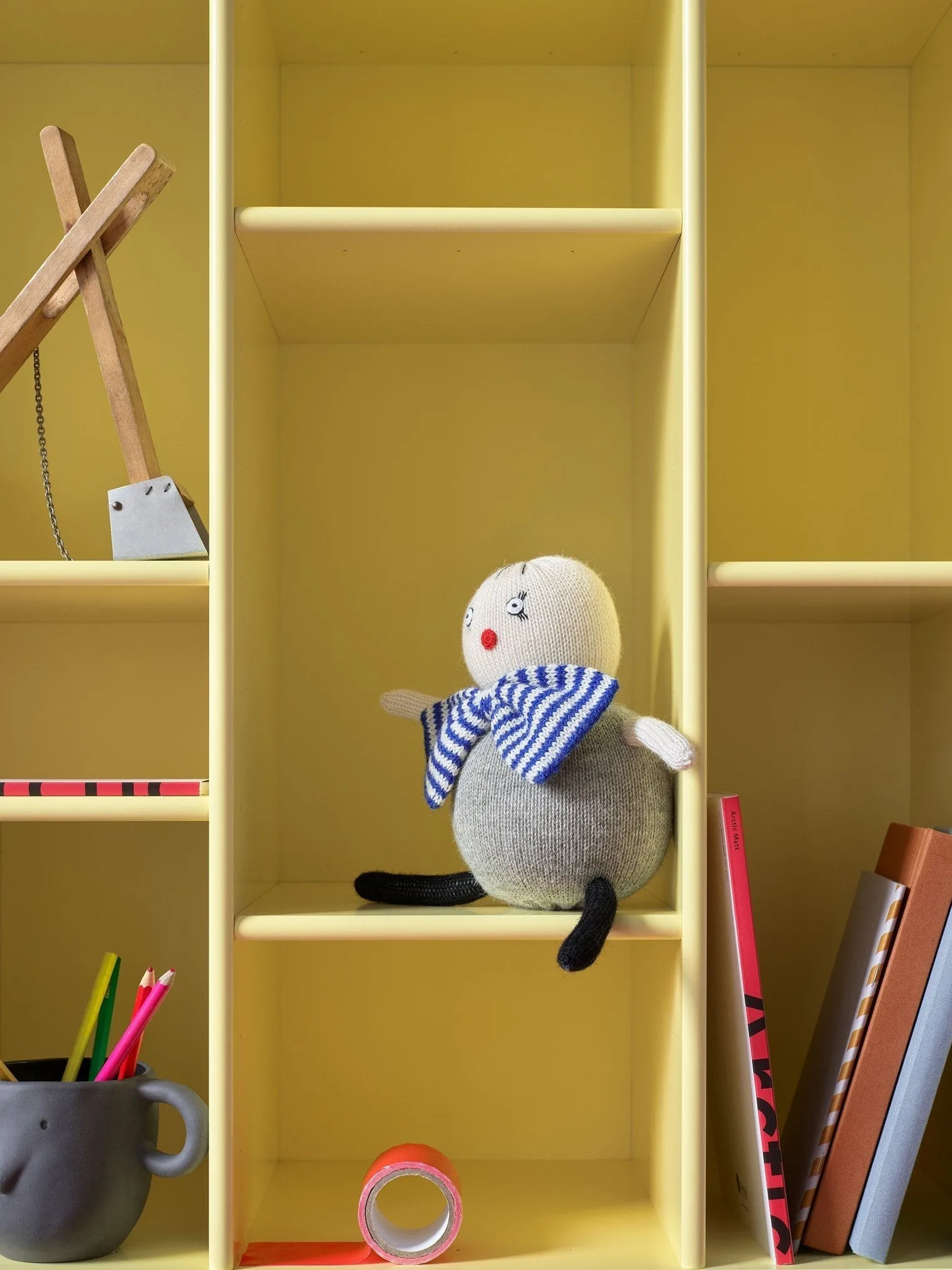 Montana Compile Decorative Shelf With Legs, Truffle/Snow White